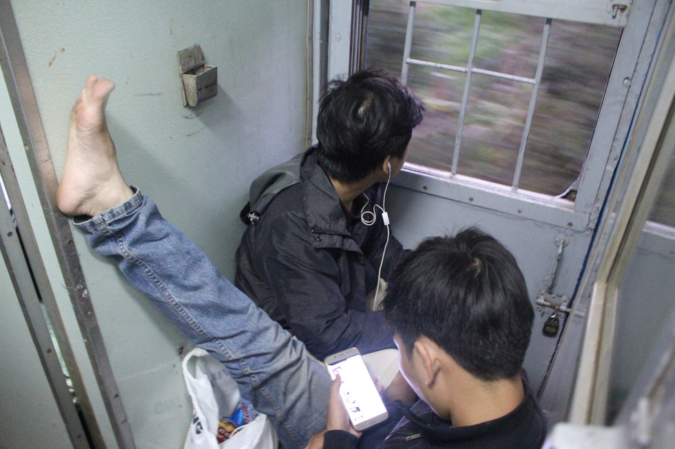 Kinh hoàng tàu tết: hành khách chen chúc, chui gầm ghế để ngủ